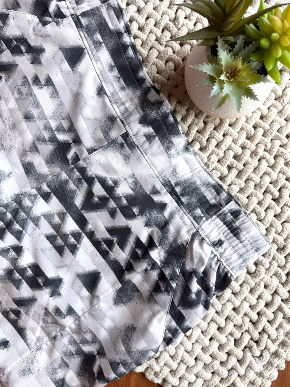 Columbia | Women’s Lazy Creek Chill™ Zero Shorts 5” Geo Print B&W | X-Large